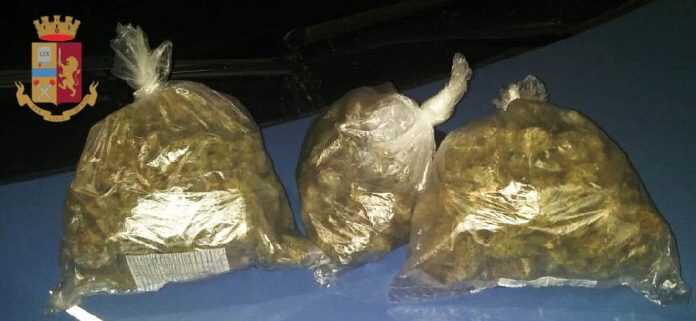 San Giovanni a Teduccio – Droga rinvenuta in un’auto abbandonata