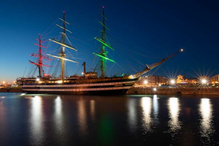 Castellammare di Stabia – La Amerigo Vespucci torna a casa, nel golfo di Napoli