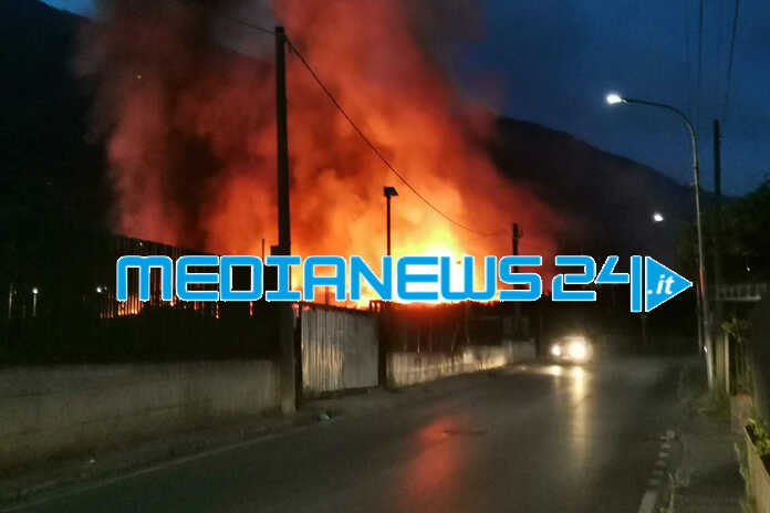 Angri – In fiamme fabbrica in via Satriano