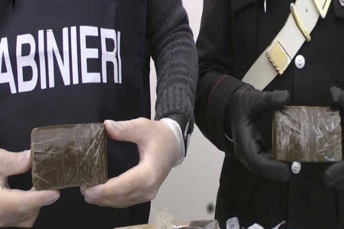 Napoli / Ercolano – Contrasto allo spaccio di stupefacenti, Carabinieri arrestano 36enne e denunciano una 35enne