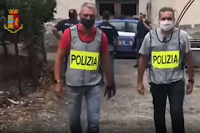 Napoli / Pianura – Serra di marijuana in casa. Sequestrate 56 piante