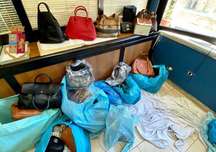 Napoli – Via Toledo, sequestrate borse contraffatte