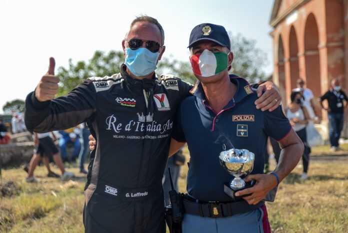 Loffredo dona la Coppa alla Polizia