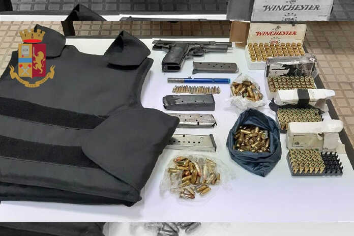 Napoli – Quartieri Spagnoli: armi e munizioni in casa. Arrestato un uomo