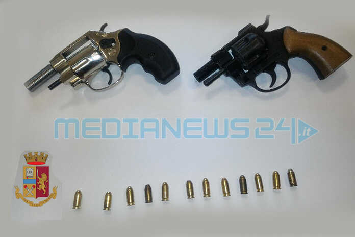 Sarno – Scoperto in casa giovane con due pistole. Arrestato dalla Polizia per armi alterate e clandestine