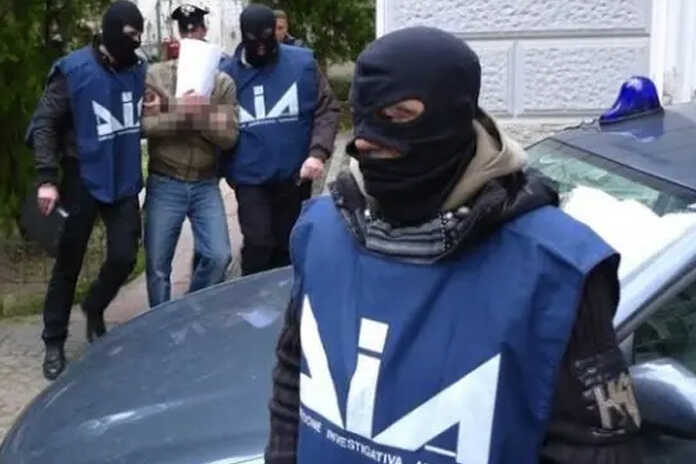 Fiumi di droga su Napoli, 3 arresti, sequestrate case, auto e società