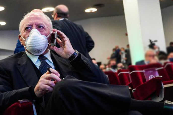 Covid. Campania supera i mille positivi, De Luca studia nuove misure