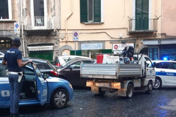 Napoli – Quartieri Spagnoli: rimossi new jersey, paletti e catene