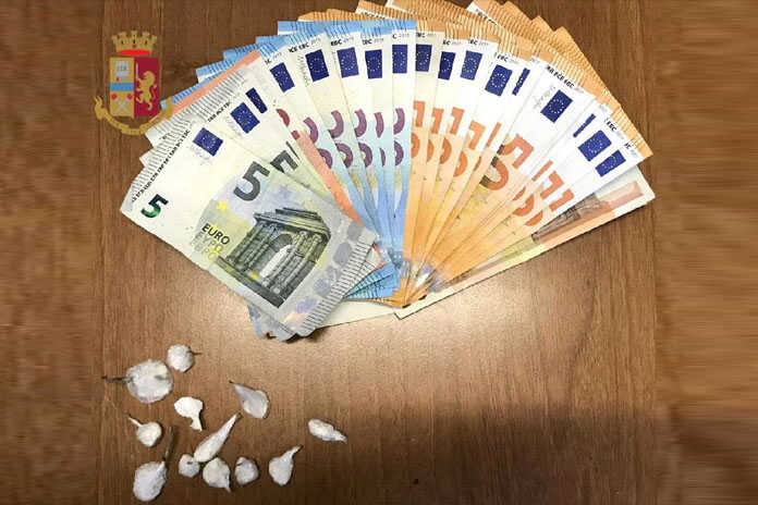 Napoli – Arrestato spacciatore 26enne dagli agenti del Commissariato San Carlo Arena