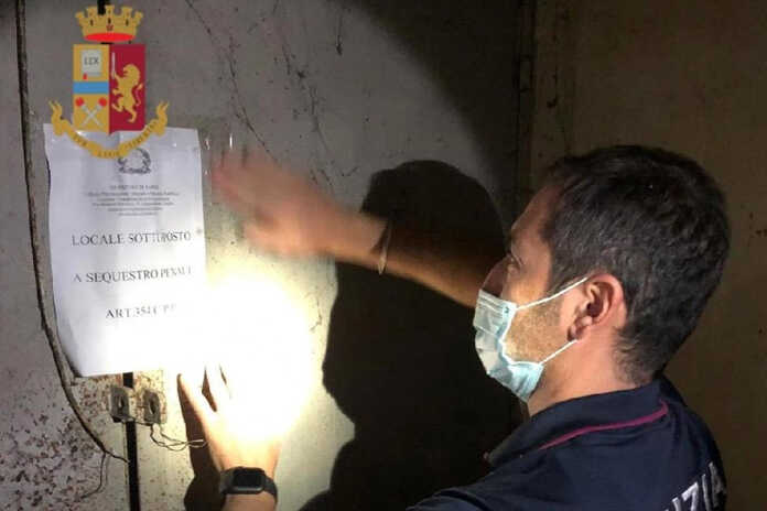 Napoli – Vico Gabella della Farina, sequestrate scarpe contraffatte