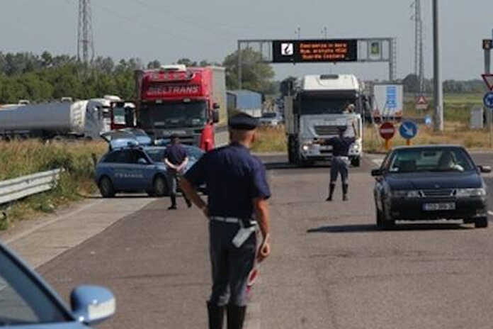 Polizia Stradale – Ritrovati cittadini afgani in un rimorchio