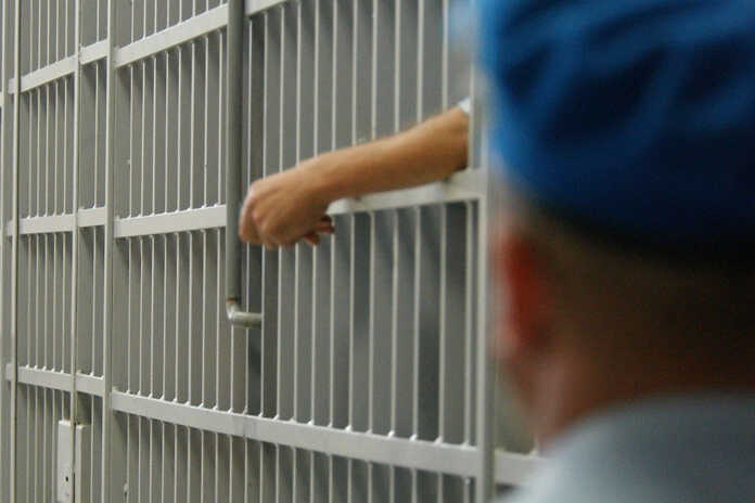 Salerno – Incendio nel carcere, Cirielli (FdI) a Lamorgese: “Detenuto extracomunitario sconti la pena nel suo Paese”