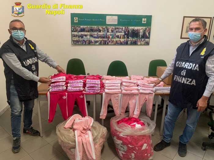 Sequestrato opificio nel napoletano. Anche 13mila targhette ‘Made in Italy’ contraffatte