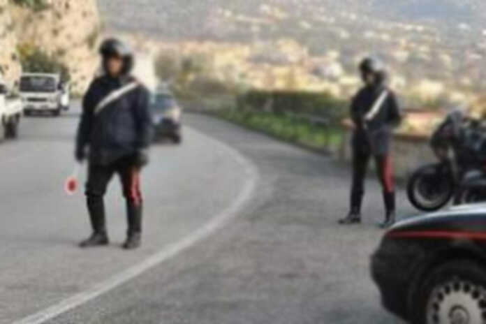 Vico Equense – Giovane, alla guida di un furgone rubato, tenta di investire i Carabinieri