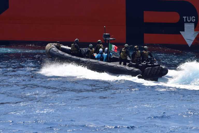 Golfo di Guinea – La fregata Martinengo della Marina Militare soccorre un mercantile dopo un attacco dei pirati