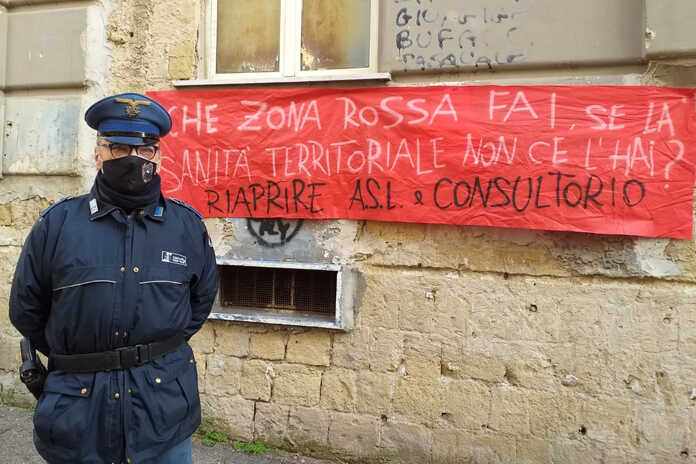 Centri sociali, follia all’ex centro vaccinale, intervento della Security Service