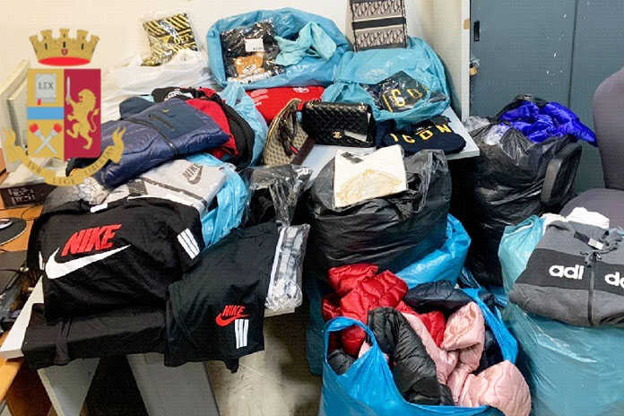 Napoli / Borgo Sant’Antonio Abate – Capi di abbigliamento contraffatti, denunciato