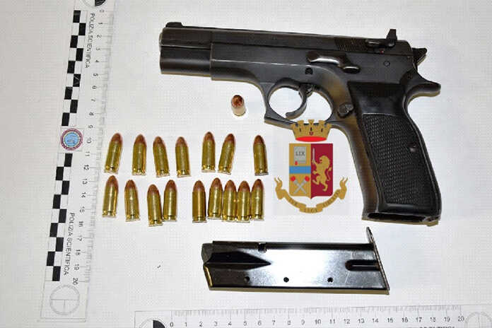 Napoli – Giugliano in Campania / Punta una pistola contro i poliziotti. Arrestato