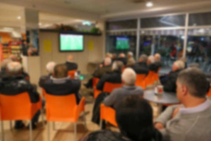 Napoli – Sanzioni per avventori e il titolare sorpresi a guardare la partita all’esterno di un bar