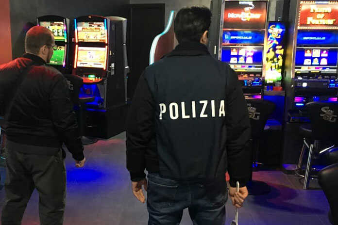 Napoli – Scoperta “sala slot” abusiva grazie a Youpol. Titolare e avventori denunciati