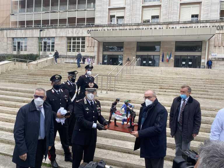 Napoli – I carabinieri donano una statua in carta pesta al personale sanitario dell’Azienda Ospedaliera dei Colli
