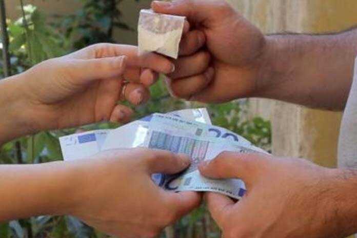 Cava de’ Tirreni. 66enne denunciato, trovato in possesso di stupefacenti e denaro