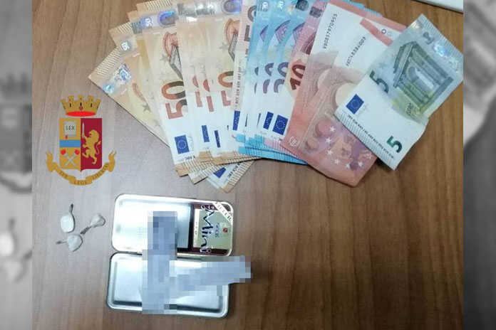 Napoli / Secondigliano, arrestato 37enne, nascondeva la droga nel tettuccio dell’auto