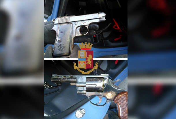  Napoli / Fuorigrotta – Sequestrate armi e munizioni nascoste in un’auto rubata 