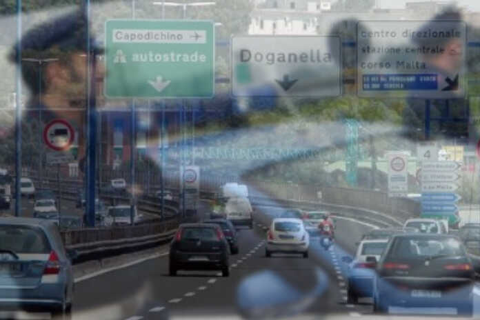 Circolava sulla Tangenziale di Napoli portando al seguito un noccoliere: denunciato un uomo di 41 anni  