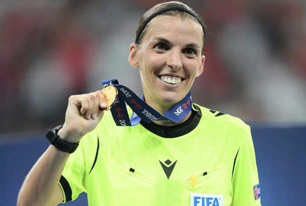 Sport / Calcio – Stephanie Frappart la prima donna in Champions League
