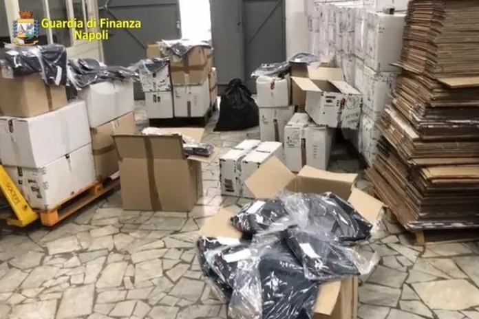 Casoria, 5mila capi abbigliamento contraffatti, sequestrati