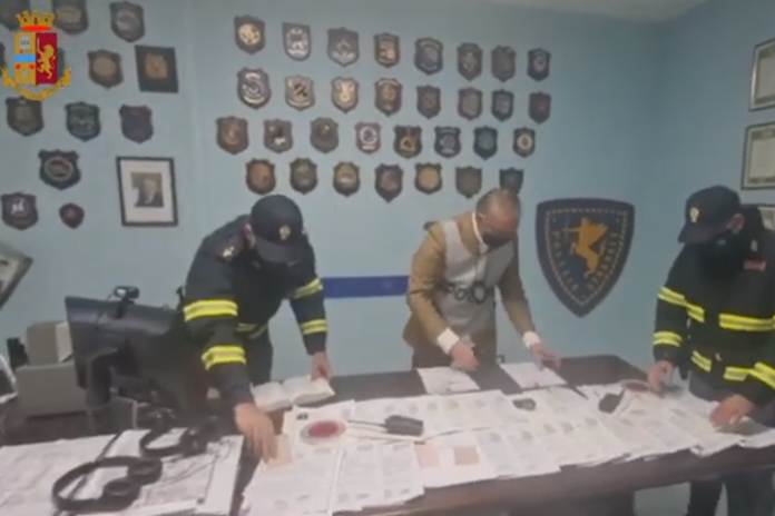 Polizia Stradale di Napoli, in manette 24 persone finalizzata al falso in atto pubblico