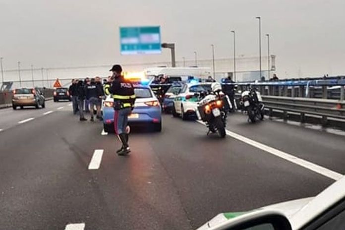 Tangenziale. Non si fermano all’Alt, inseguiti e bloccate tre persone di 18/20enni