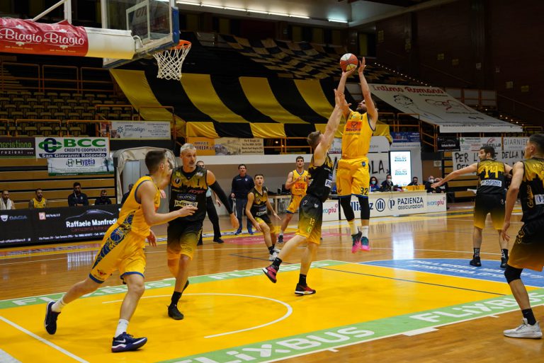 Basket – Napoli sbanca il PalaMangano: derby ai partenopei!