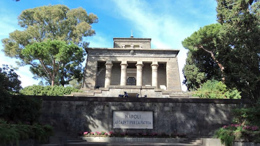 Posillipo – In sette imbrattano il sacrario militare del mausoleo, denunciati