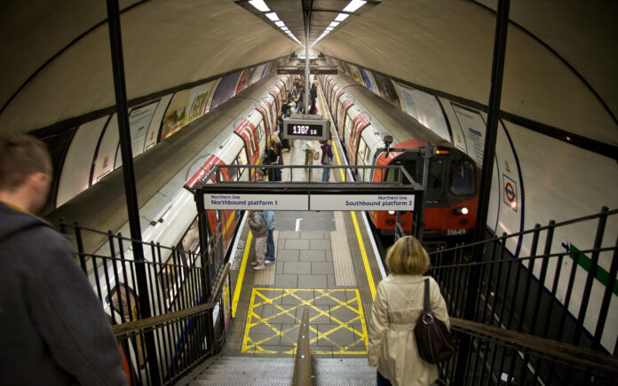 Clapham_Common_Tube_Station_Platforms_-_Oct_2007