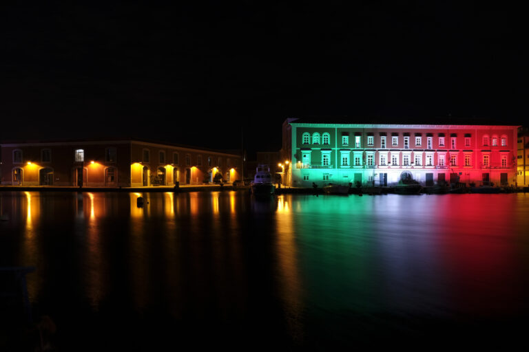 Napoli. La base navale della Marina Militare si illumina con il tricolore
