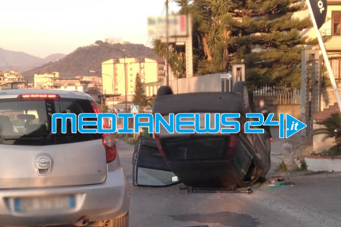 Pagani. Incidente stradale, auto si ribalta
