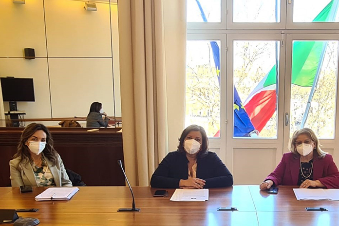 M5S: “Taglio stipendi medici 118, disabili e docenti invaccinabili. Il ministero interverrà su criticità Campania”