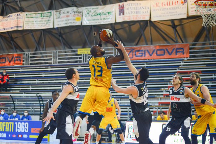 Thomas-in-azione-di-tiro-contro-Atlante-Roma