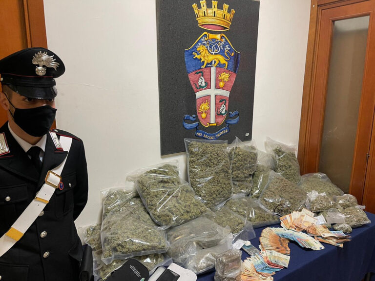 Torre Annunziata e comuni limitrofi. Task force dei Carabinieri, controlli a tappeto