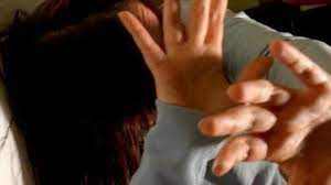 Aggredisce la moglie e la prende per il collo:denunciato il marito -  Gazzetta di Mantova Mantova