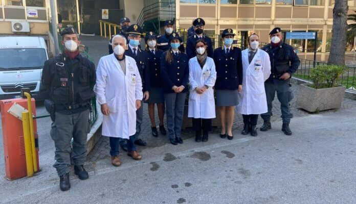 Pasqua 2021. I poliziotti consegnano uova di cioccolato ai bambini del Santobono- Pausilipon