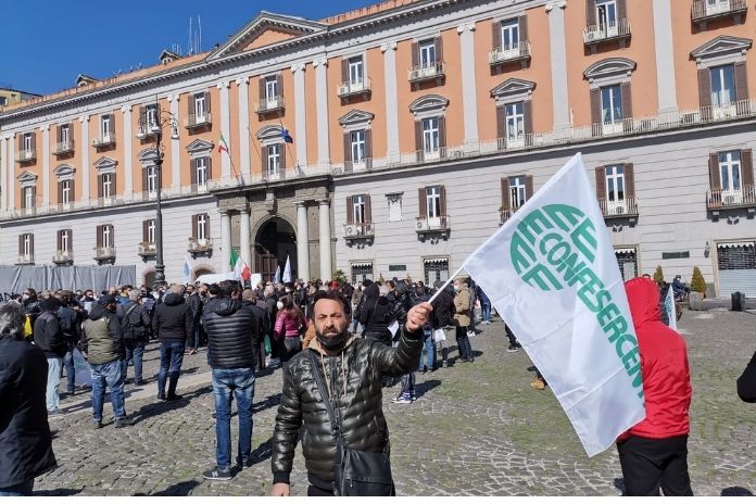 Confesercenti Campania. Parrucchieri ed estetisti manifestano per riaprire