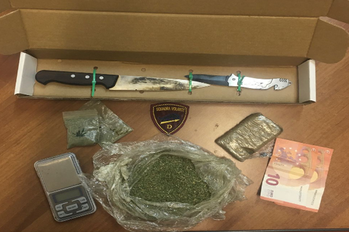 Salerno: Sorpresa dalla Polizia con droga e coltello nella borsetta, arrestata 45enne incensurata