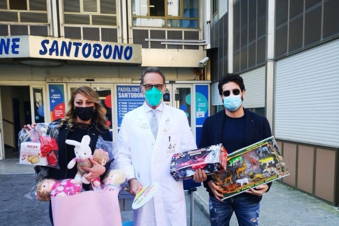Santobono. L’associazione “Tra Cielo e mare” dona giochi e dolciumi ai piccoli degenti