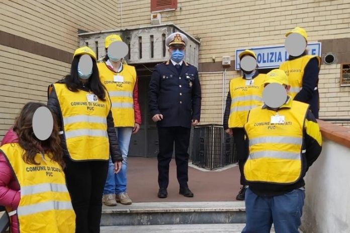 Scafati. Percettori del reddito di cittadinanza davanti ai plessi scolastici per vigilare