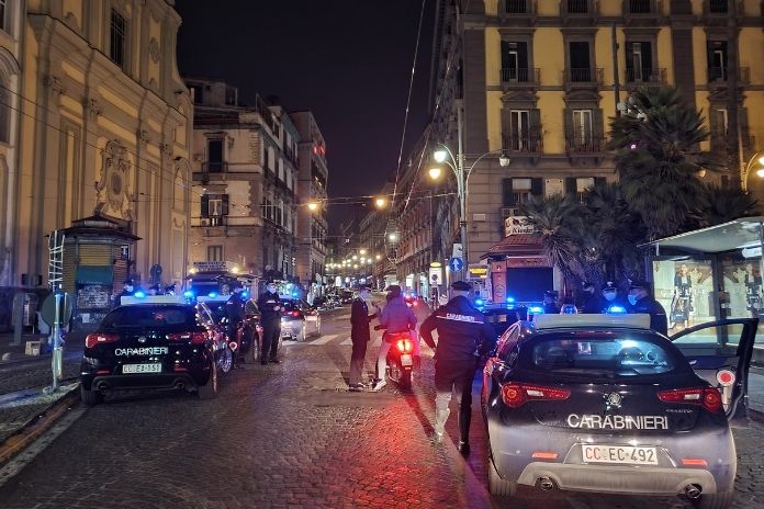 Napoli. Carabinieri disperdono assembramento da movida di oltre 200 persone a Piazza Dante