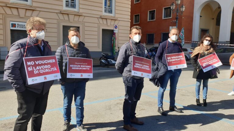 Salerno. Lavoratori agricoli e sindacati in piazza Amendola per chiedere la modifica del decreto Sostegni