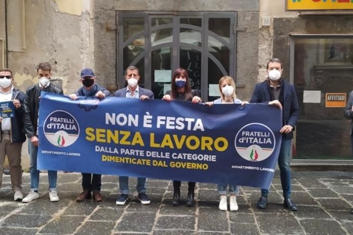 FdI Salerno. Flash mob: “Non c’è festa senza lavoro”